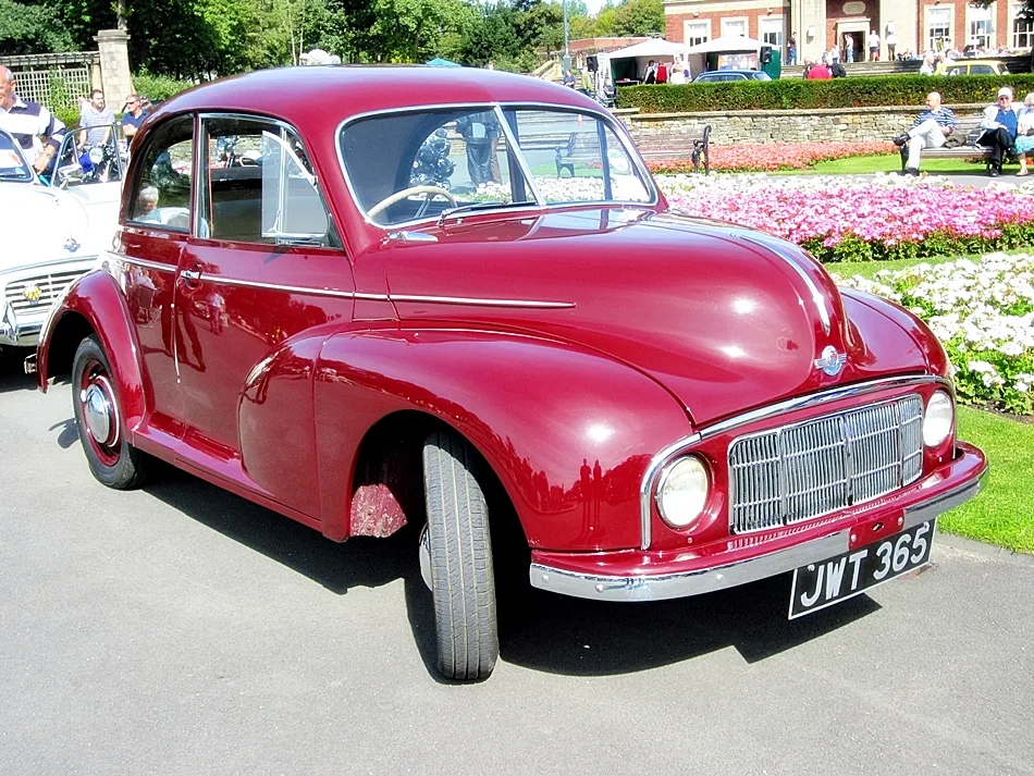 Une voiture ancienne de collection présentée lors d’un rassemblement