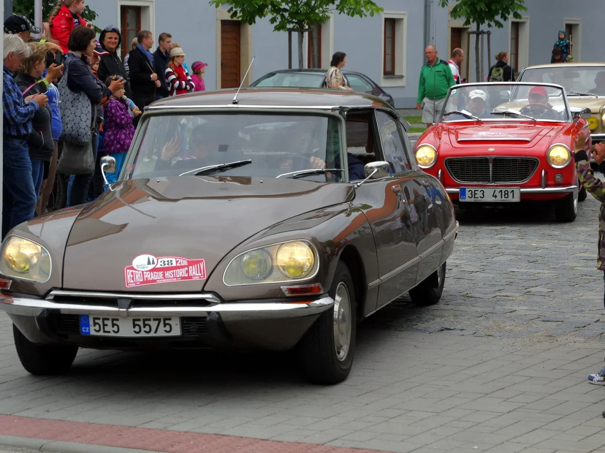 Comparatif style et conduite : Citroën DS vs Aston Martin DB4