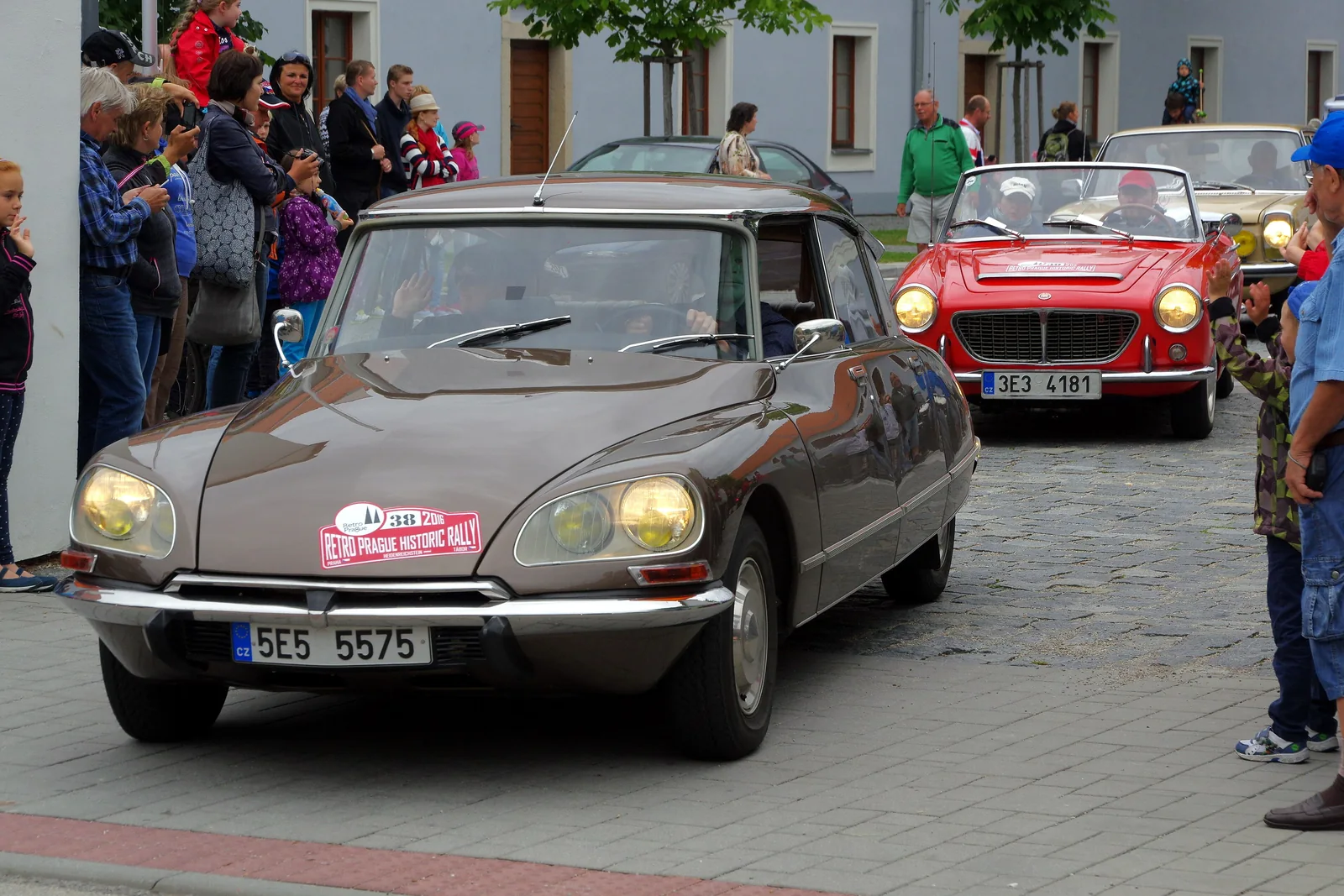 Comparatif style et conduite : Citroën DS vs Aston Martin DB4