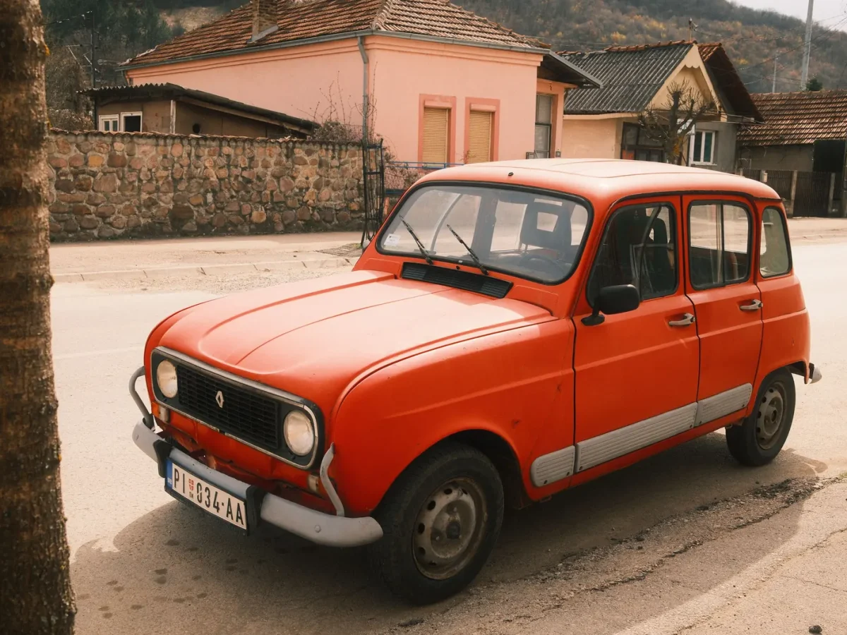 Renault 4 ou Citroën 2CV — quel choix pour une collection