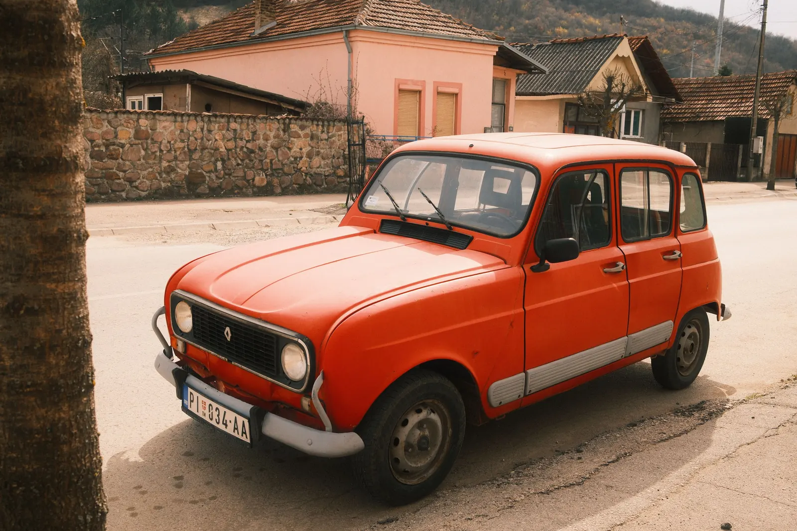Renault 4 ou Citroën 2CV — quel choix pour une collection