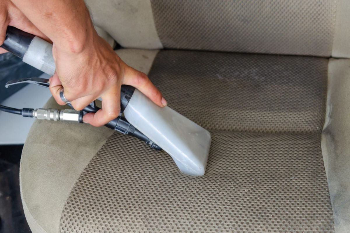 Restaurer sièges tissu et moquette d'une voiture ancienne
